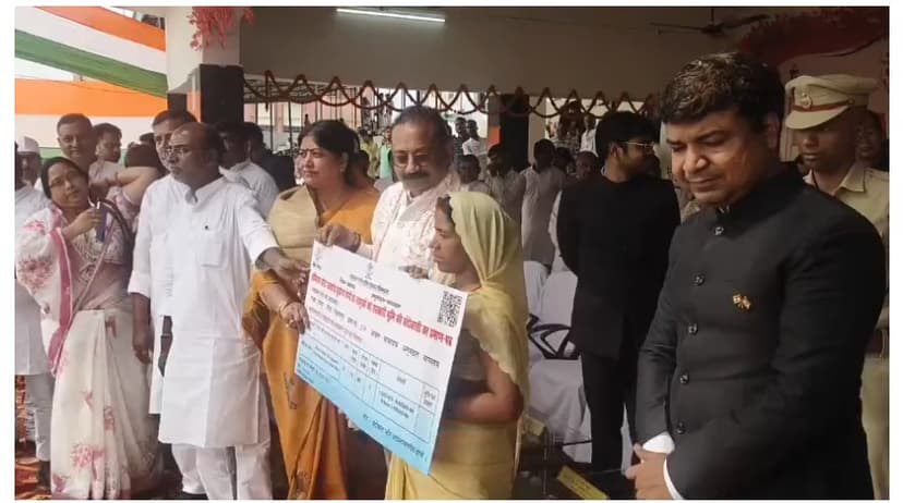 मंत्री अशोक चौधरी ने रोहतास में किया झंडोत्तोलन, 18243 नए लाभुकों को दिया राशन कार्ड