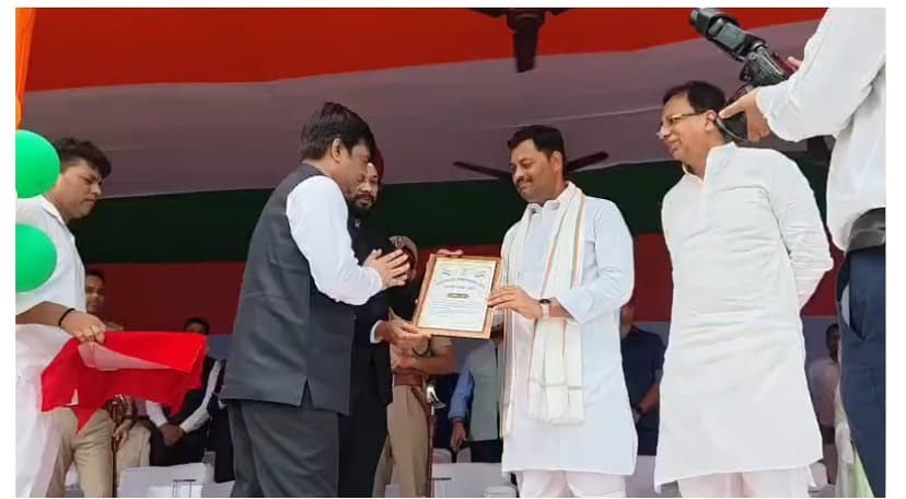 बेतिया में स्वतंत्रता दिवस पर 970 भूमिहीन परिवारों को दिया गया बंदोबस्ती प्रमाण-पत्र