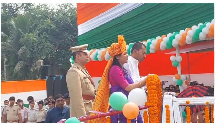हाजीपुर में प्रभारी मंत्री निशांत कुमार ने किया ध्वजारोहण