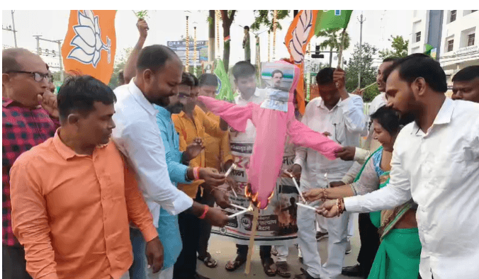मल्लिकार्जुन खड़गे,सोनिया और राहुल गांधी का पुतला दहन,वंदे मातरम के अपमान पर आक्रोश