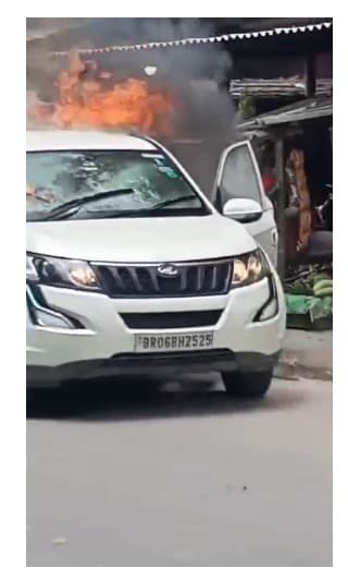 मुजफ्फरपुर में चलती कार में लगी भीषण आग, कार में सवार 6 लोग सुरक्षित निकले बाहर
