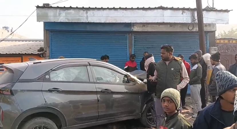 सड़क किनारे खड़े दो लोग हुए घायल