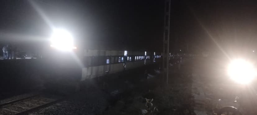 लाइनमैन की मौत के बाद ग्रामीणों ने रेल लाइन रोकी, कई ट्रेनें घंटों रुकीं