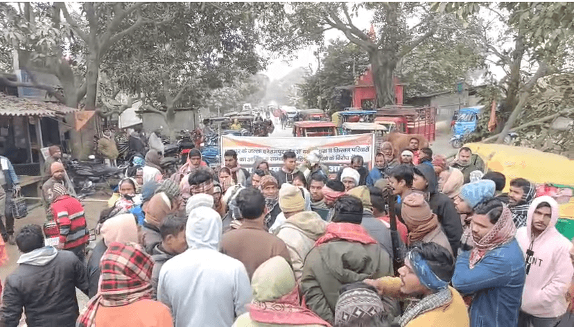 पानी रोकने से 18 किसानों की मक्का की फसल संकट में, सड़क जाम कर किया प्रदर्शन
