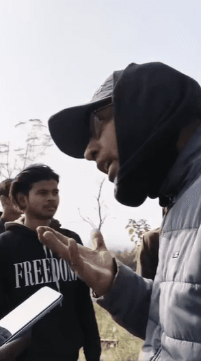 रेलवे स्टेशन मास्टर का लड़को के धमकी देने वाला वीडियो वायरल