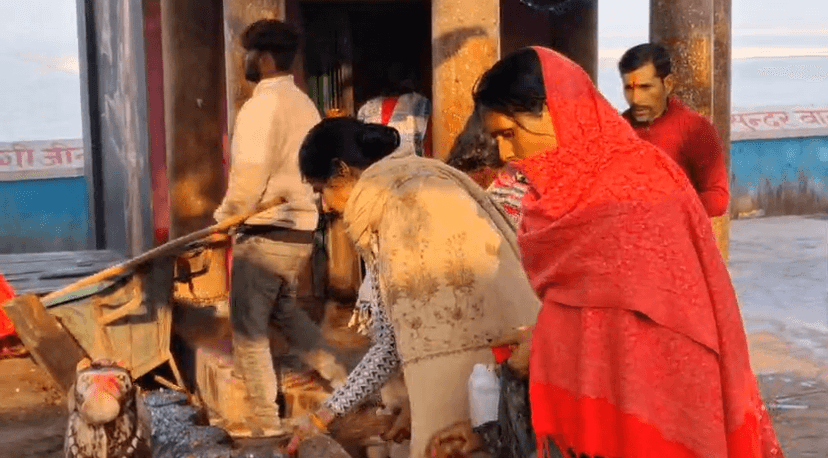 मकर संक्रांति पर गंगा घाटों पर उमड़ा श्रद्धालुओं की भीड़