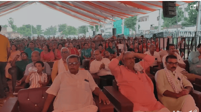 एमएलटी कॉलेज मैदान में जगतगुरु स्वामी आगमानंद महाराज के दर्शन के लिए श्रद्धालुओं का उमड़ा जनसैलाब