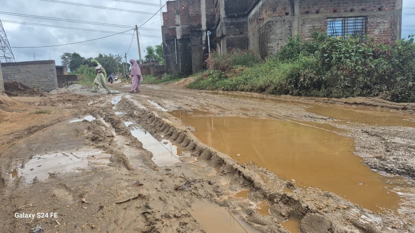 चार किलोमीटर सड़क पर गड्ढे ही गड्ढे