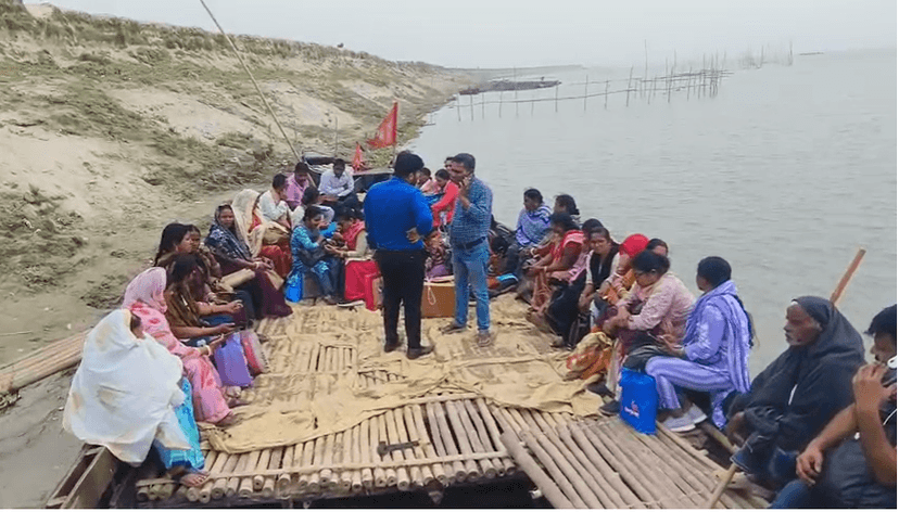 नाव-ट्रैक्टर से पहुंची टीम, 110 बच्चों का टीकाकरण
