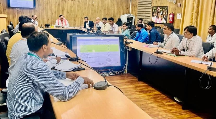 योजनाओं की प्रगति पर जोर