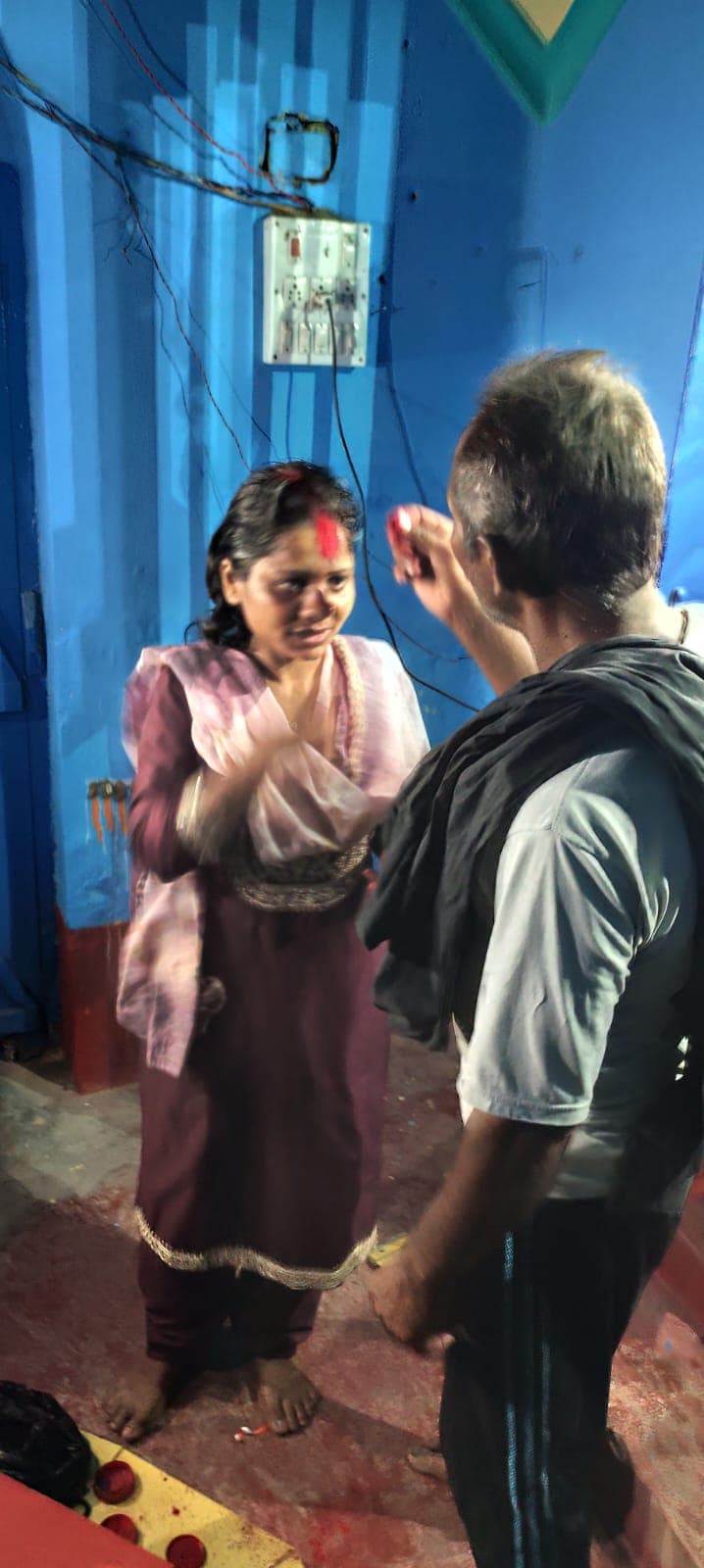 बुजुर्ग के प्यार में दीवानी हुई प्रेमिका, गांव वालों ने मंदिर में कराई शादी