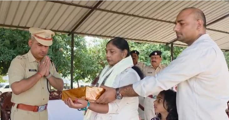 गढ़वा में पुलिस संस्मरण दिवस पर शहीदों को श्रद्धांजलि, शहीद इंस्पेक्टर के परिजनों को किया गया सम्मानित