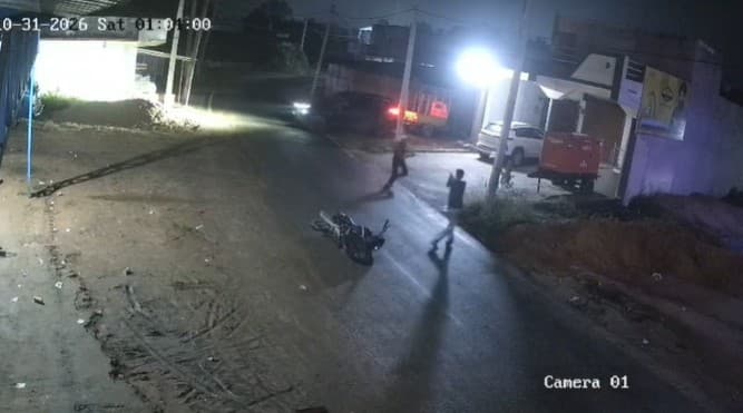 गढ़वा में ताबड़तोड़ फायरिंग से मची सनसनी, बाल-बाल बचा युवक; CCTV में कैद हुई वारदात