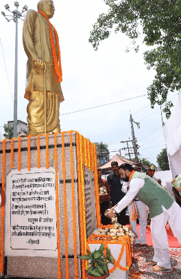 पटना में राज्यपाल और मुख्यमंत्री ने पुष्प अर्पित कर दी श्रद्धांजलि